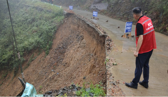 富灯网  人保财险黔东南分公司：雨中的“人保红”